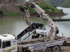 Midibüs baraja uçtu, 6 ölü ve 7 kayıp var