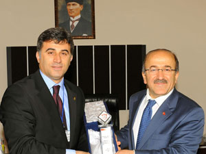 Gümrükçüoğlu'a teşekkür plaketi