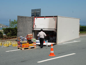 Rize'de gıda yüklü kamyon devrildi