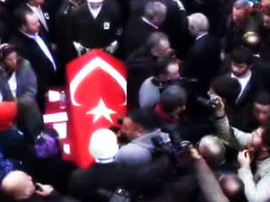 Şehit polis için sokaklara döküldüler