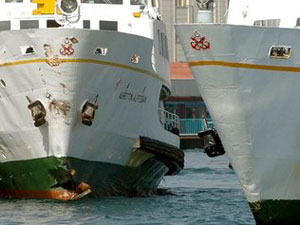 İki yolcu teknesi çarpıştı