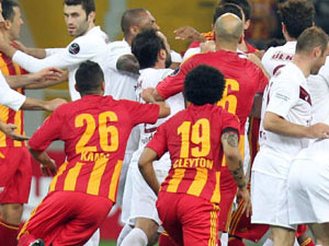 Tribünde dostluk sahada kavga!