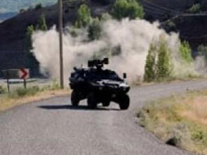 Askeri araç dereye uçtu