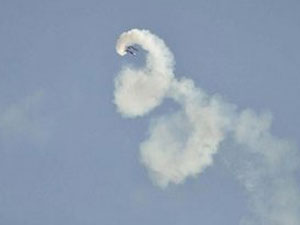 Gösteri uçağı düştü