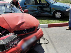 Bursa'nın İnegöl ilçesinde 2 otomobilin çarpıştı