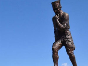 Atatürk heykeli çalarken yakalandılar