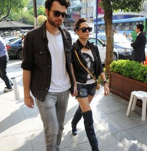 Sevgililer sarmaş dolaş