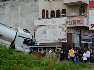 Trabzon'da tanker işyerine girdi!