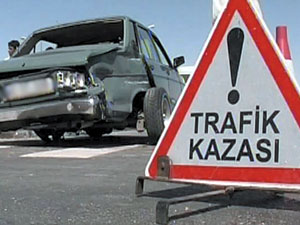 Servis aracı kayalıklara çarptı