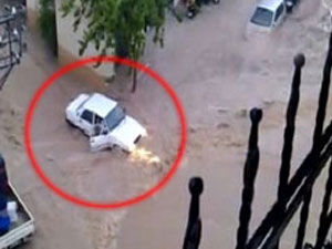 Sel suları 2 kişiyi yutuyordu