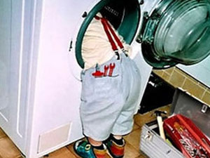 Kardeşini çamaşır makinesine atarak...