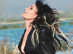 Özlem Tekin'in ayağı kırıldı