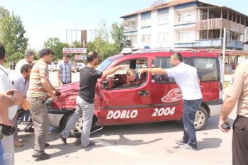 Tır dolmuşa çarptı