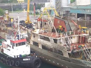 Yan yatan gemi 4 ay sonra çıkarıldı