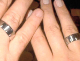 Ünlü çift nişanlandı