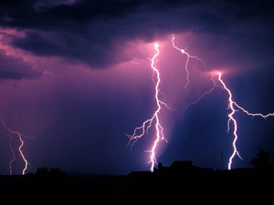 Hayvan otlatırken üstüne yıldırım düştü