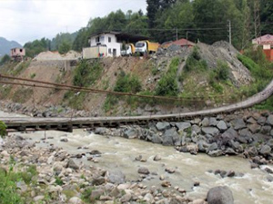 Kırk yıllık köprüde tehlikeli yolculuk!