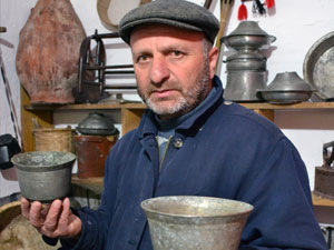 İşyerini müzeye çevirdi!