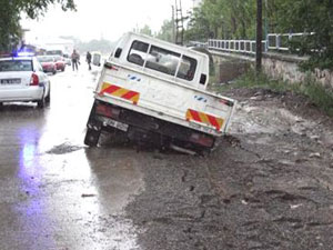Yağmur Yolu Çökertti