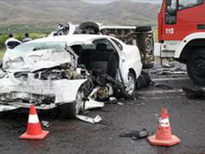 Otomobil ile minübüs çarpıştı