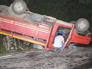 inşaat işçilerini taşıyan kamyonet takla atınca