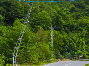 Yan yatan elektrik direği korkutoyor