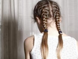 Küçük kıza iğrenç tuzak