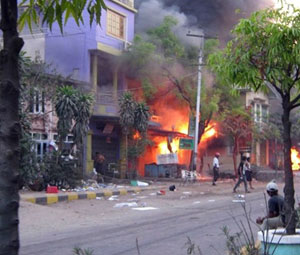 Cami ve yetimhane ateşe verildi !