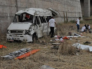 Minibüs köprüden uçtu; 6 ölü!