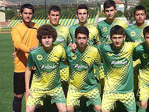 Amatör futbolcu kalbine yenildi