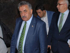 Bakan Yazıcı Rize'de çay fabrikasını gezdi