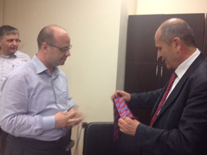 Soğancı'ya TS kravatı hediye edildi