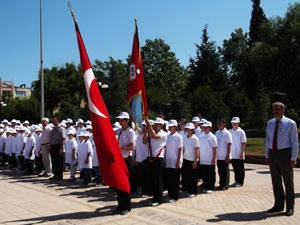 Trabzon’da Anma Töreni Düzenlendi: Protokol ve Öğrenciler Bir Araya Geldi