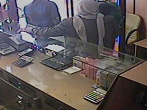 Soydukları kuyumcunun elini öptüler