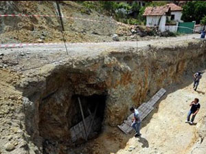 İstinat duvarının altından bakın ne çıktı