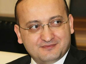 "Zır cahil bir Yazar takımı var!"