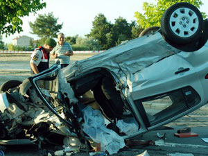 Otomobille çarpıştı takla attı