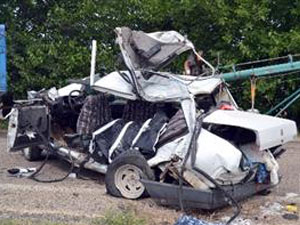 Kamyon ile otomobil kafa kafaya çarpıştı