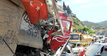 Tır yerle bir etti!