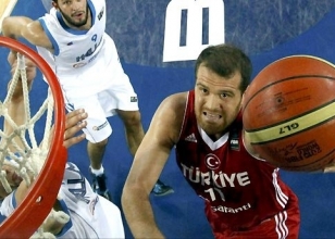 Dev Adam Yunanistan'ı dize getirdi