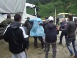 Boğalar güreşti, sahipleri kavga etti!