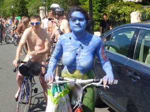 Londra'da çıplak gösteri!