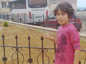 Arsin'de korkuluk korku saçıyor!