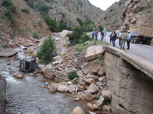 Otomobil dere yatağına uçtu