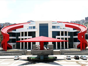 Türk Bayrağı şeklindeki bina hizmete açıldı