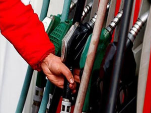 Akaryakıta zam getiren yasa kaldırıldı