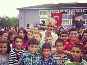 Ünlü sanatçı Of'ta çay topladı