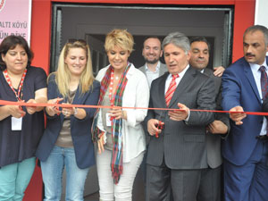 Gülben Ergen Trabzon'da okul açtı