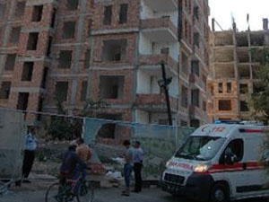 İnşaatta iskele çöktü