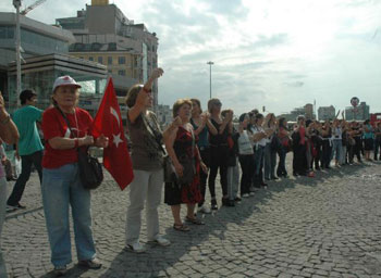 Anneler kol kol girdi zincir oldu!